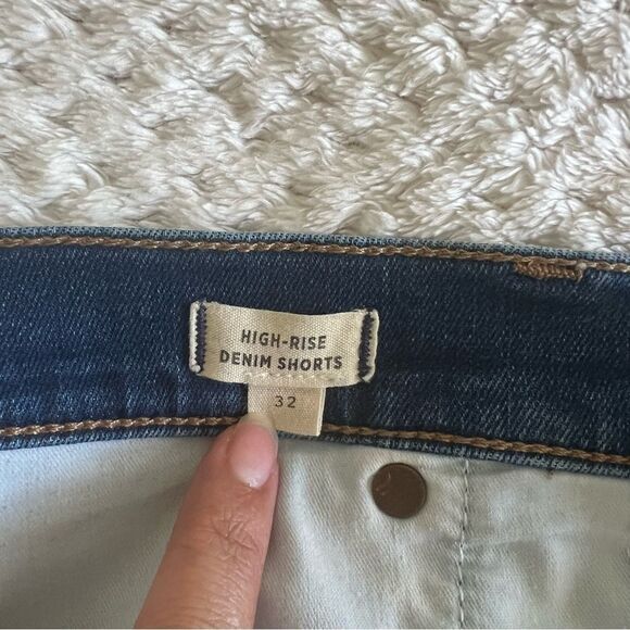 High-Rise Denim Shorts in Danny Wash: TENCEL™ Denim Edition 32 - Picture 7 of 10